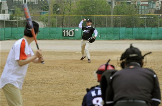 황영기 금융투자협회장이 18일 열린 제3회 금융투자협회장배 친선 야구대회에 참석해 시구를 던지고 있다.