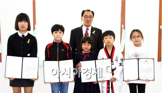 곡성교육문화회관, 다독자 시상 및 도서관주간 행사 진행 