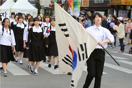 [포토]'4·19혁명 국민문화제 2015' 거리 행진 