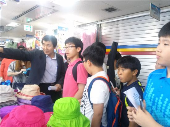 평화시장을 방문한 대경중학교 블로그 기자단  