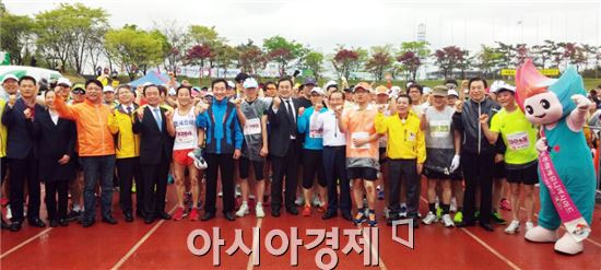 2015광주하계유니버시아드 마스코트인 누리비와 조직위 홍보부 직원들이 19일 4.19기념 호남국제마라톤대회가 열린 광주 상무시민공원을 찾아 전국 마라톤 동호인들과 함께 광주U대회의 성공 개최와 마라톤 완주를 응원하며 파이팅을 외치고 있다. 

이날 조직위는 대회 참가자들에게 홍보물을 나눠주는 등 광주U대회에 대한 관심과 참여를 호소하는 홍보활동도 함께 진행했다.