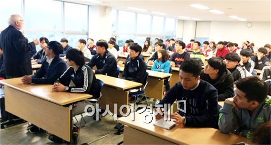 호남대학교 스포츠레저학과(학과장 조규정)는 최근 세계관 멀티미디어실에서 캐나다 스포츠계 저명인사이자 FISU Technical Chairman으로 활동 중인 Mark Tennant 교수를 초청해 ‘스포츠경기지도법’을 주제로 특강을 실시했다.


스포츠레저학과 재학생 100여명을 대상으로 실시한 이번 특강에서 Mark Tennant 교수는 스포츠경기의 지도법뿐만 아니라 다양한 상황에 맞춰 지도 목적과 방식을 변화시키는 내용과 더불어 스포츠인으로서 갖춰야할 덕목 등에 대해 강의했다.


이날 스포츠레저학과 조현영 교수는 “이번 특강은 캐나다에서 시행되고 있는 생애주기에 근간한 LTAD(Long-Term Athlete Development)프로그램을 소개하는 것으로, 스포츠 지도에 대한 학생들의 인식 폭이 넓어지고 보다 다양한 종목에 적응하는 계기가 됐길 바란다”고 말했다.
