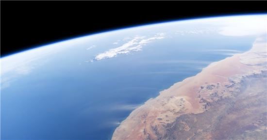 ▲나미비아 사막의 모래 먼지가 대서양을 건너고 있다.[사진제공=NASA]