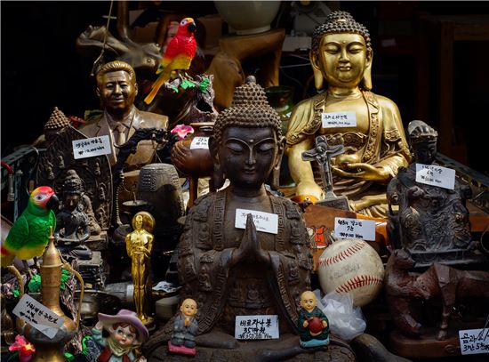 젊은 작가 이완이 진단한 '메이드 인 대한민국'