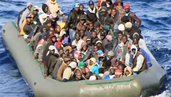 리비아 해안서 난민선 전복. 사진=유튜브 영상 캡처
