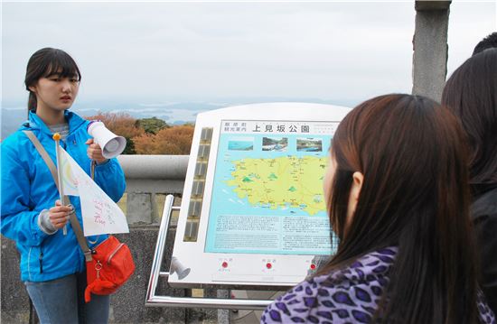 가미자카 공원에서 관광객들을 대상으로 가이드 역할을 수행하는 김여슬 양.
