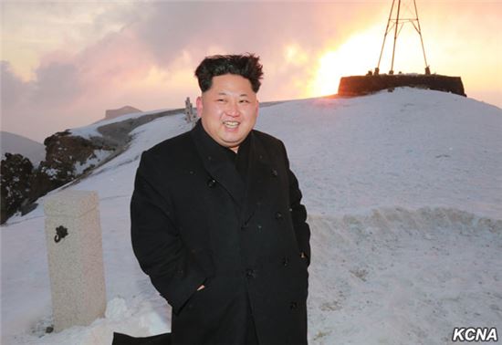 김정은 북한 국방위원회 제1위원장은 아버지 김정일 국방위원장이 '원수' 칭호를 받은 날(4월20일)을 앞두고 지난 18일 백두산에 올랐다. (사진=조선중앙통신)