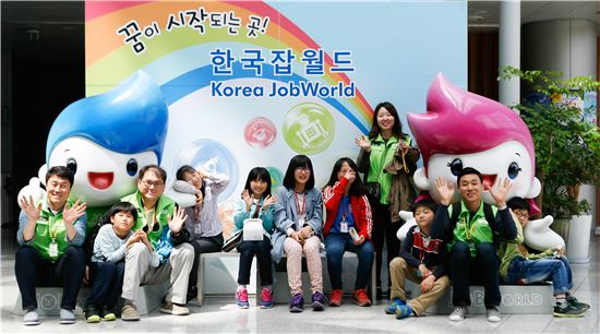 LIG손해보험 임직원들이 경기도 성남에 위치한 한국잡월드 어린이 체험관에서 교통사고 유자녀들을 대상으로 멘토링 활동을 펼친 뒤 아이들과 기념촬영을 하고 있다. 
