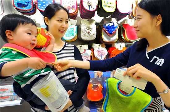 마더케어, 가정의 달 앞두고 턱받이 특가판매 