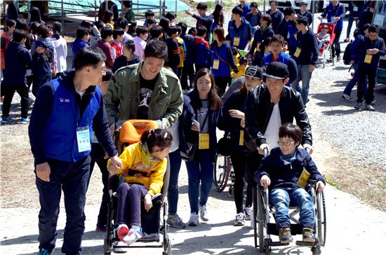 경기도 이천에 위치한 임실치즈스쿨을 방문한 아이들의 휠체어를 밀어주고 있는 함지훈(왼쪽)과 양동근(오른쪽) 선수의 모습. 