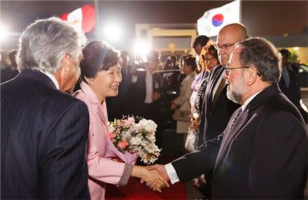 박근혜 대통령이 18일 오후(현지시각) 페루 리마 공군 제2비행단 비행장에 도착, 페루측 영접인사들과 인사를 나누고 있다.(사진제공 : 청와대)