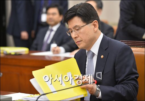 [포토]자료 확인하는 황교안 장관