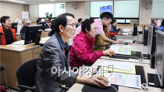 광주 동구는 구민을 대상으로 정보화 프로그램 오전·오후반을 연중 지속적으로 운영한다. 20일 정보화교육장에서 윈도우 기본 및 인터넷 사용법을 열심히 배우고 있는 어르신들. 사진제공=광주시 동구