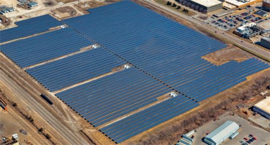 ▲한화큐셀이 지난해 4월 미국 인디애나폴리스 메이우드에 설치한 10.86MW 규모의 태양광 발전소