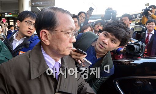 [포토]답변없이 차량에 오르는 김기춘 전 비서실장