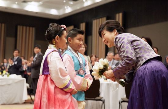 박근혜 대통령이 19일 오후(현지시간) 페루 리마 한 호텔에서 열린 동포 만찬 간담회에서 화동들로부터 꽃다발을 받고 있다.(사진제공 : 청와대)