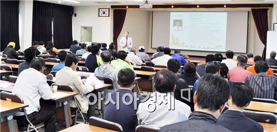 고창군(군수 박우정)은 20일 농업기술센터에서 ‘작지만 강한 농업’을 선도할 강소농 교육을 실시했다.
