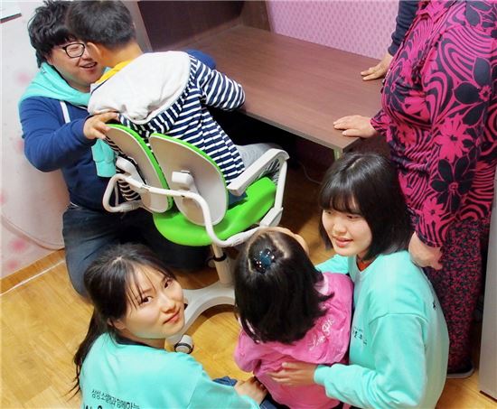 삼성, '책상을 부탁해' 캠페인 진행…조손가정 책상·의자 전달