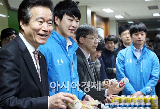 송영무 순천대 총장, 중간고사 준비 학생들에 간식배달