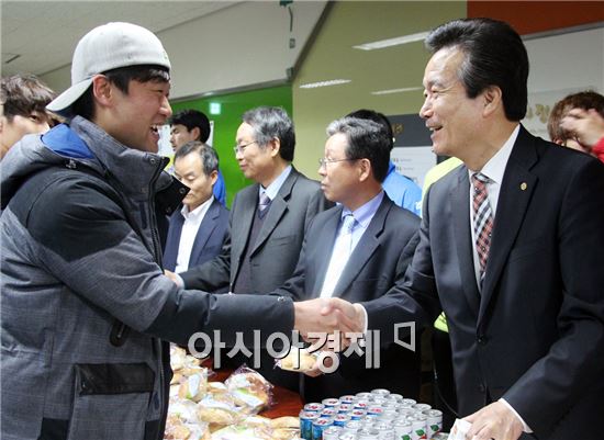 송영무 순천대 총장, 중간고사 준비 학생들에 간식배달