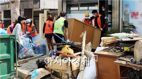 광주시 광산구 민·관이 21일 ;4월 복지공감의 날’을 맞아 이웃이 발굴한 위기가정 새 단장을 마치고, 생필품을 전달했다.   
