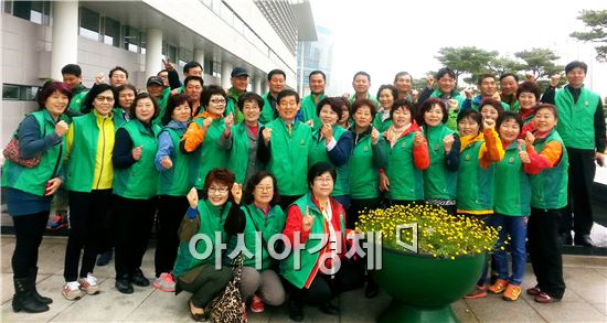 (사)장흥군새마을회(회장 김명환) 회원 40여 명은 지난 20일 전남도청 김대중강당에서 열린 ‘제5회 새마을의 날’ 기념식에 참석했다.  

