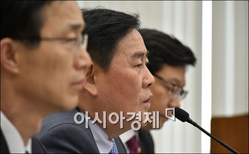 [포토]답변하는 최경환 부총리