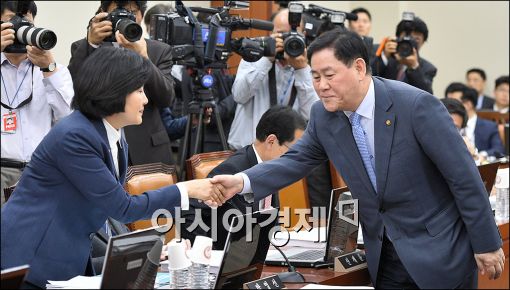 [포토]인사하는 최경환 부총리