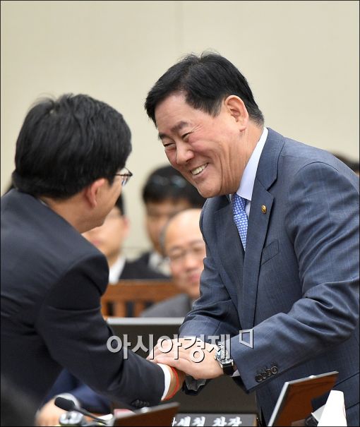 [포토]인사하는 최경환 부총리