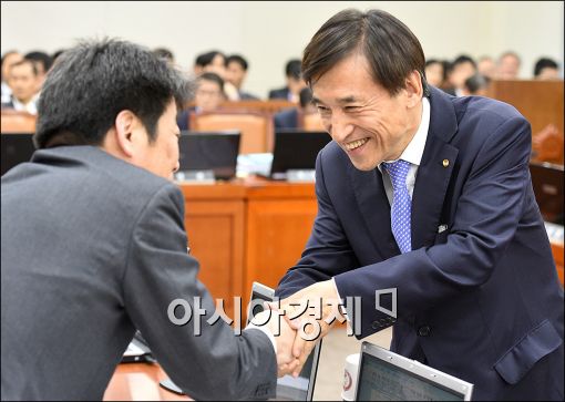 [포토]인사하는 이주열 총재