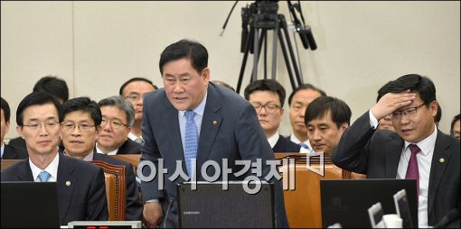 [포토]국회 출석하는 최경환 부총리