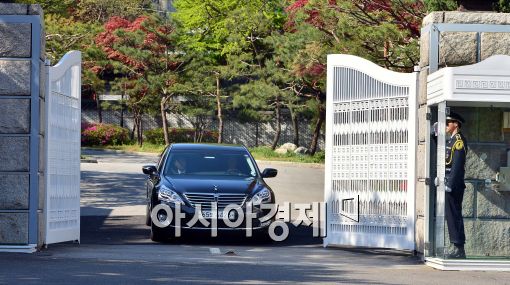 [포토]총리공관에서 수행차량만....이완구 총리의 향후 거취는 