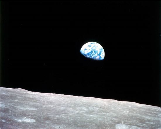 ▲1968년 아폴로8호가 촬영한 달에서 본 지구.[사진제공=NASA]