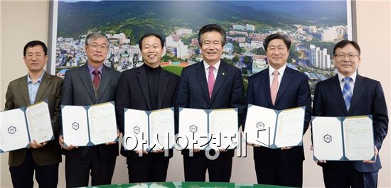 전임학장들과 송영무 총장(오른쪽에서 세 번째)이 발전기금 약정서를 들고 환하게 웃고있다.