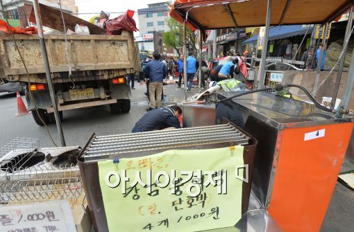 [포토]노점상 행정대집행 실시하는 동작구청 관계자들