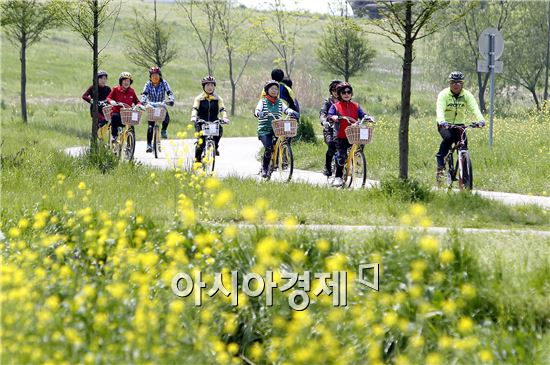 [포토]유채꽃길에서 자전거 주행연습