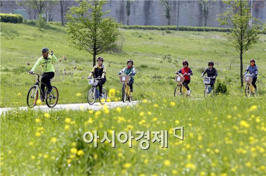 [포토]유채꽃길 달리는 자전거행렬