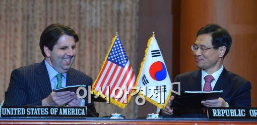 박노벽 외교부 원자력 협력대사(사진 오른쪽)와 마크 리퍼트 주한 미국대사가 22일 서울 외교부 청사에서 한미원자력협정에 가서명을 하고 있다.