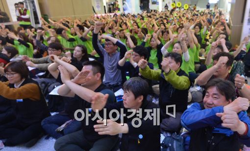 [포토]총파업 전야제 참여한 서울대학교병원 노조원들