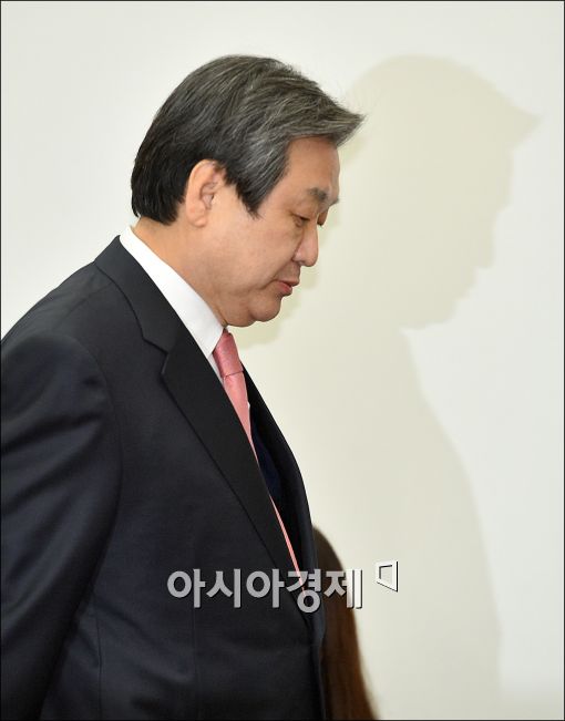 [포토]회의 참석하는 김무성 대표