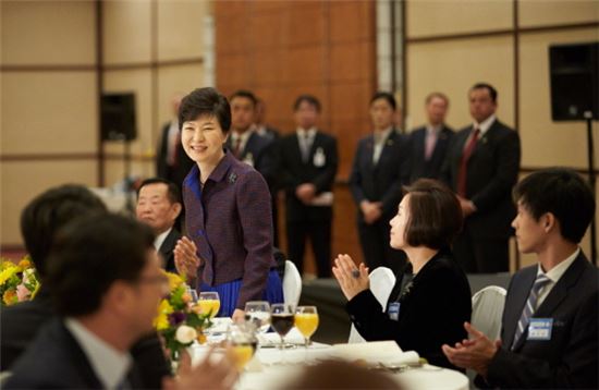 박근혜 대통령이 21일 오후(현지시간) 칠레 산티아고 한 호텔에서 열린 동포만찬 간담회에 참석하고 있다.(사진제공 : 청와대)
