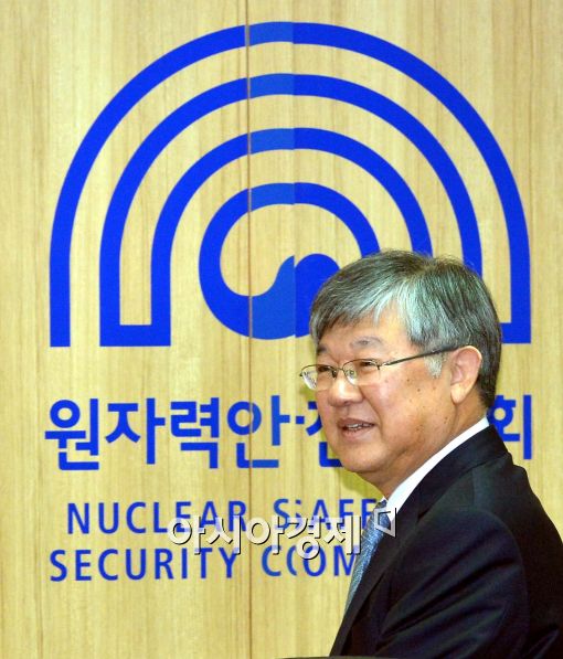 [포토]입장하는 이은철 위원장