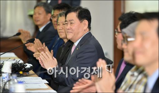 [포토]박수치는 최경환 부총리