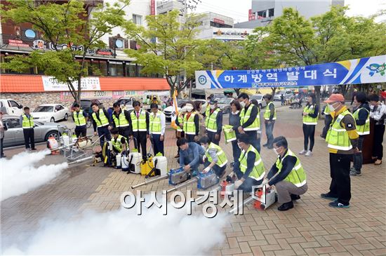 광주 남구는 23일 오후 2시 30분 빅스포 뒤편 푸른길공원에서 최영호 구청장을 비롯한 김점기 남구의회의장. 4개권역 민간위탁업체 종사자, 보건소방역단 등 30여명이 참석한 가운데 발대식을 갖고 본격적인 활동에 나섰다. 사진제공=광주시 남구