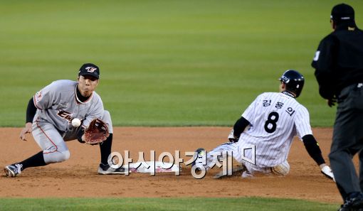 [포토]도루하는 김용의, '공보다 빨랐어!'