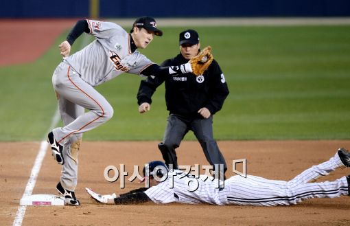 [포토]김용의, '실책으로 출루, 2루 이어 3루까지 훔치다'