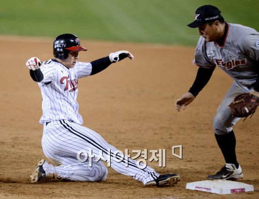 [포토]오지환, '이대로 당할 순 없어!'