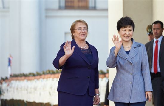 박근혜 대통령과 미첼 바첼레트 칠레 대통령이 22일 오전(현지시간) 칠레 산티아고 대통령궁에서 열린 공식환영식에 참석하고 있다.(사진제공 : 청와대)