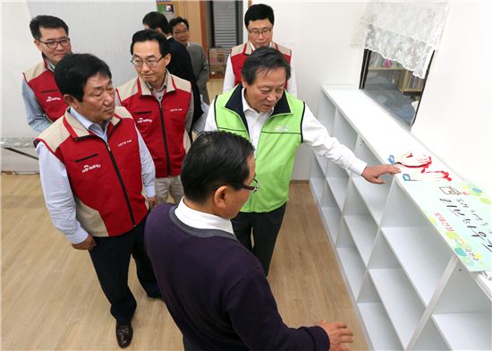 새 신발장을 살펴보는 차성수 금천구청장(오른쪽)과 김치현 롯데건설 대표(왼쪽)
