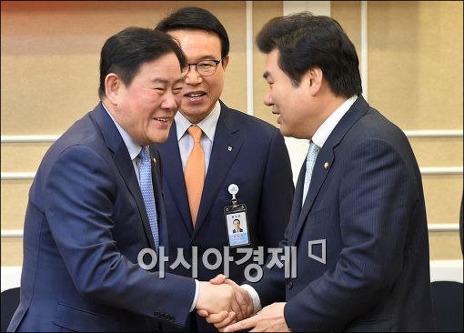 [포토]악수하는 최경환·원유철